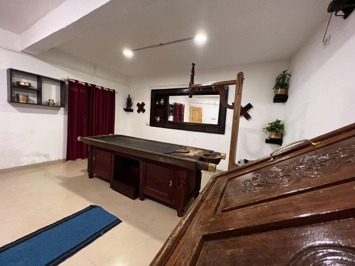 Vedha Ayurvedic Panchakarma Treatment Centre Hotell Alappuzha Exteriör bild